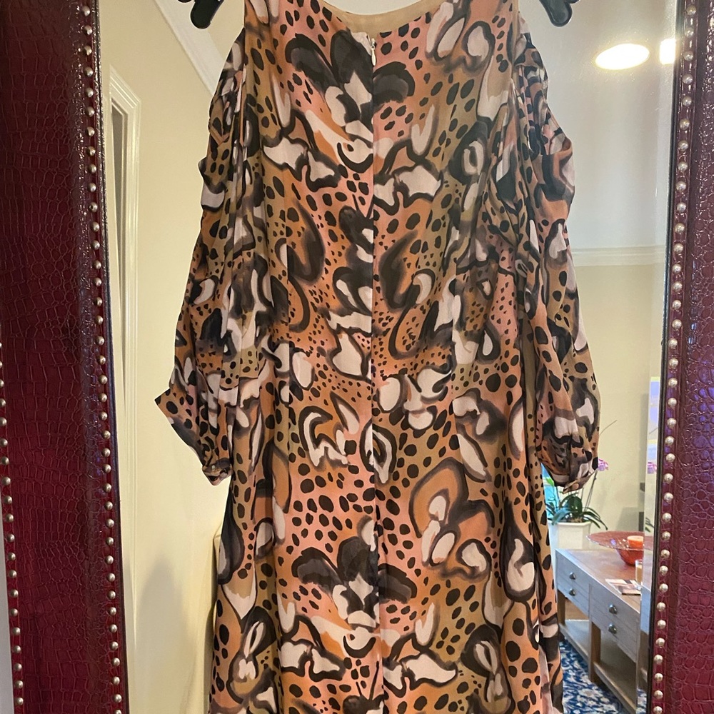 Cute shoulder cut out dress